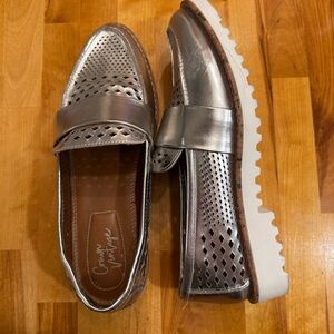 Crown Vintage Metallic Silver Laser Cut Leather Loafers Lug Sole size 8